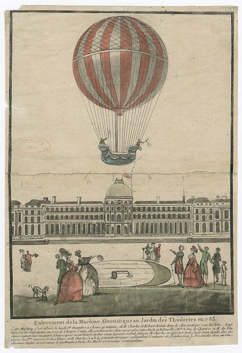 Gestreifter Ballon beim Aufstieg vor einem Schloss, unten Zuschauer.