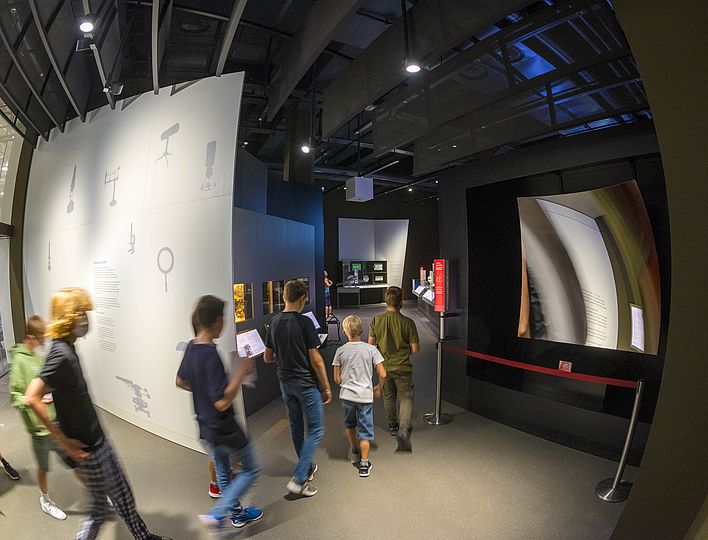 Junge Besucher in der Ausstellung Klassische Optik.