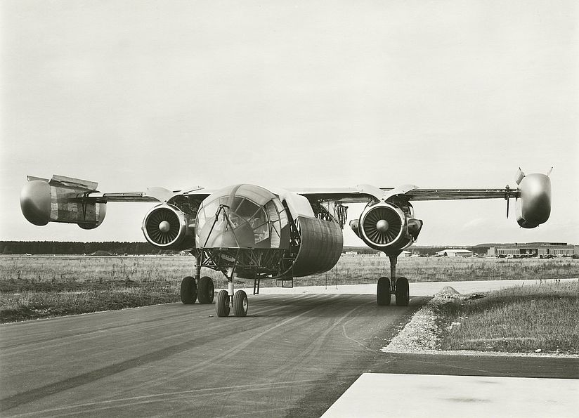 LRD_Schwebegestell_Dornier-Do-31_Archiv_CD_68294.jpg Flugkörper im Bau auf Rollfeld.