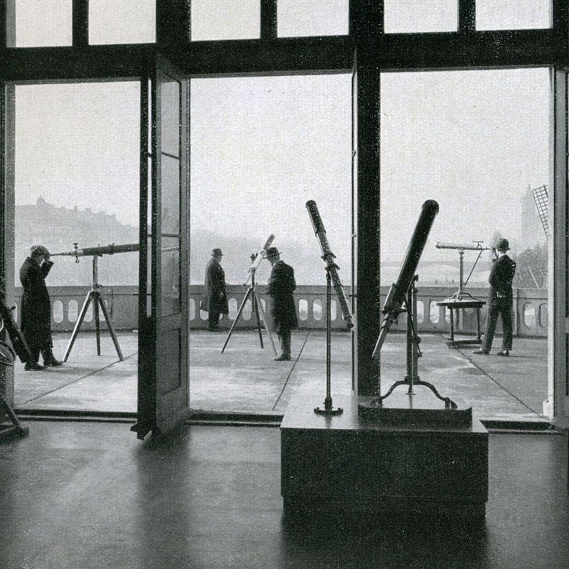 Himmelsbeobachtung von der Museumsterrasse. Teleskope und Beobachter auf der Terasse des Deutschen Museums