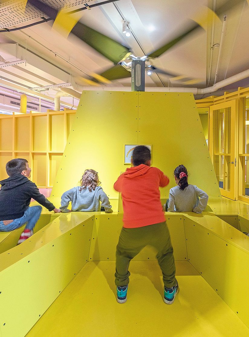 Kinder bereiben den Pedalokopter