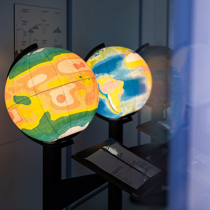 Das System Erde dargestellt durch verschiedene Globen.